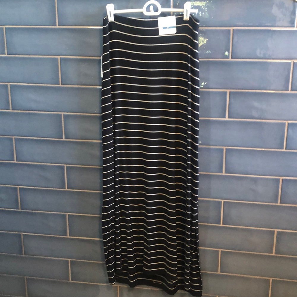 Old navy maxi skirt black and white stripe. Side slit. NWT size S/P